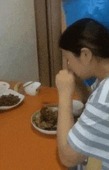 搞笑gif图妹子你这智商真是堪忧啊,搞笑gif妹子你这发型挺别致啊