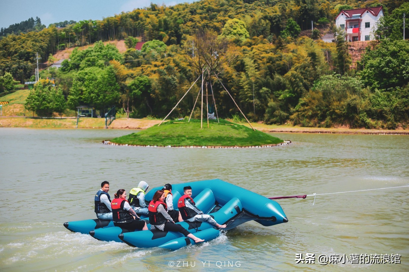 安吉有座国内最长的玻璃漂流滑道，藏在森林中，落差高达380米