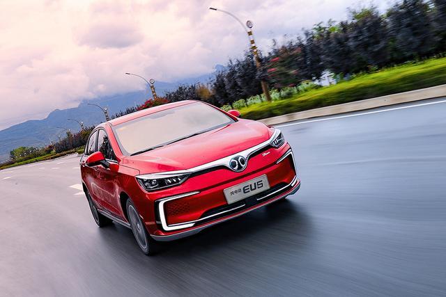 中国新能源汽车市场目前状况,国内新能源车为什么会亏本