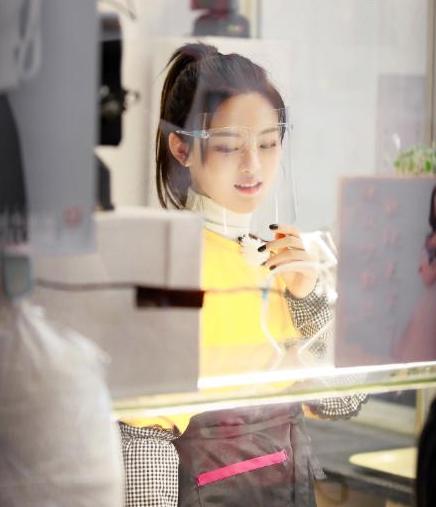 杨超越用卫生纸擦鼻涕,杨超越擦鼻子纸