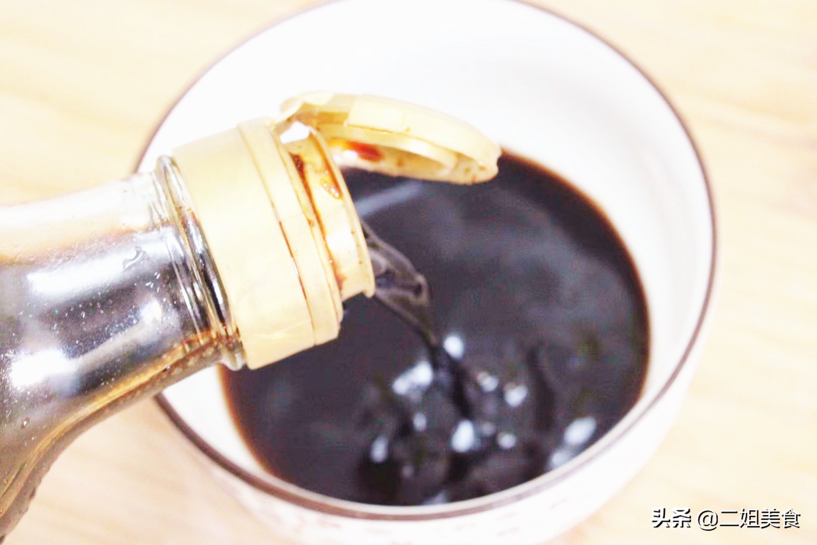 炖鱼喜欢什么料酒好吃又香,炖鱼什么时候放料酒最合适