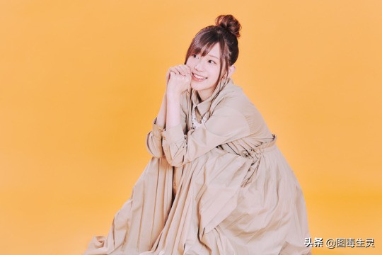 高桥李依为麒麟一番榨啤酒拍摄的宣传图和访谈