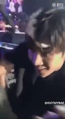 粉丝被砸爱豆反应,王嘉尔下台带粉丝上台蹦迪