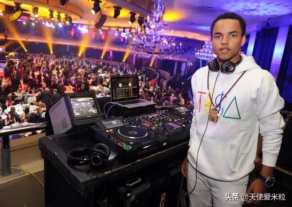 57岁阿汤哥比24岁黑人养子年轻太多！星二代是光环还是诅咒？