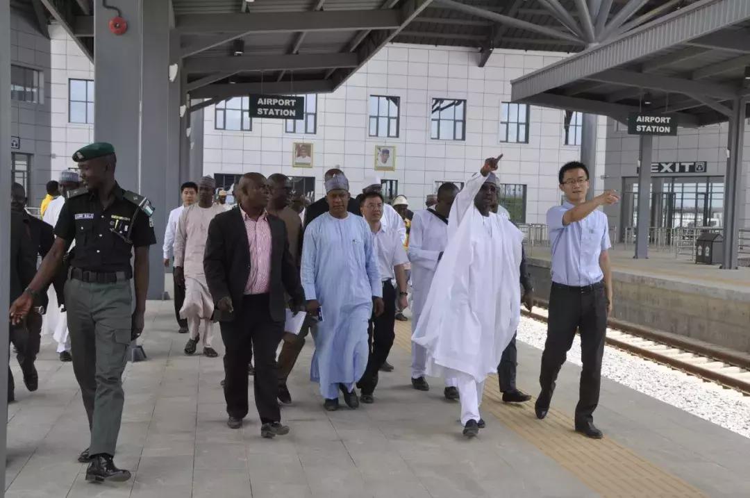 河南小伙被封非洲酋长：别人最关心“能娶几个媳妇”