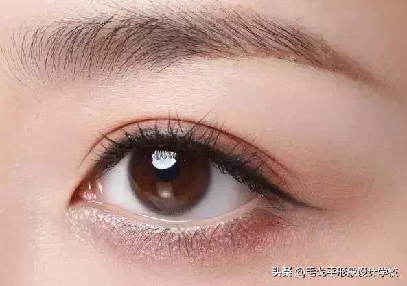 眼线一笔成型教学,眼线一画就成梯形