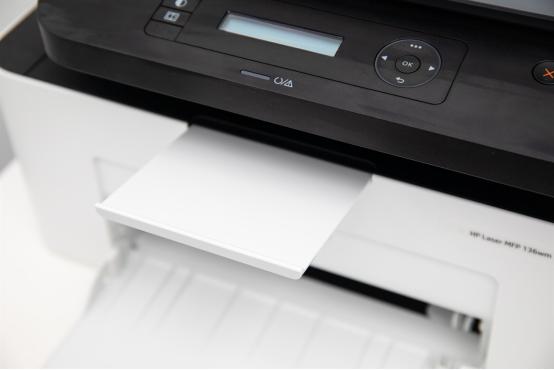 惠普lasermfp136wm打印机怎样使用,惠普136w激光打印机开箱教学