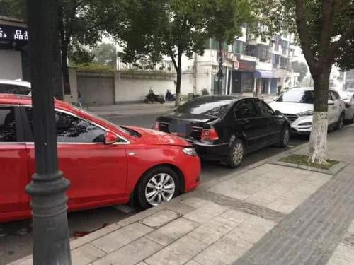 车停着被人撞了开走才发现怎么办,车停路边被撞报案有时间限制吗