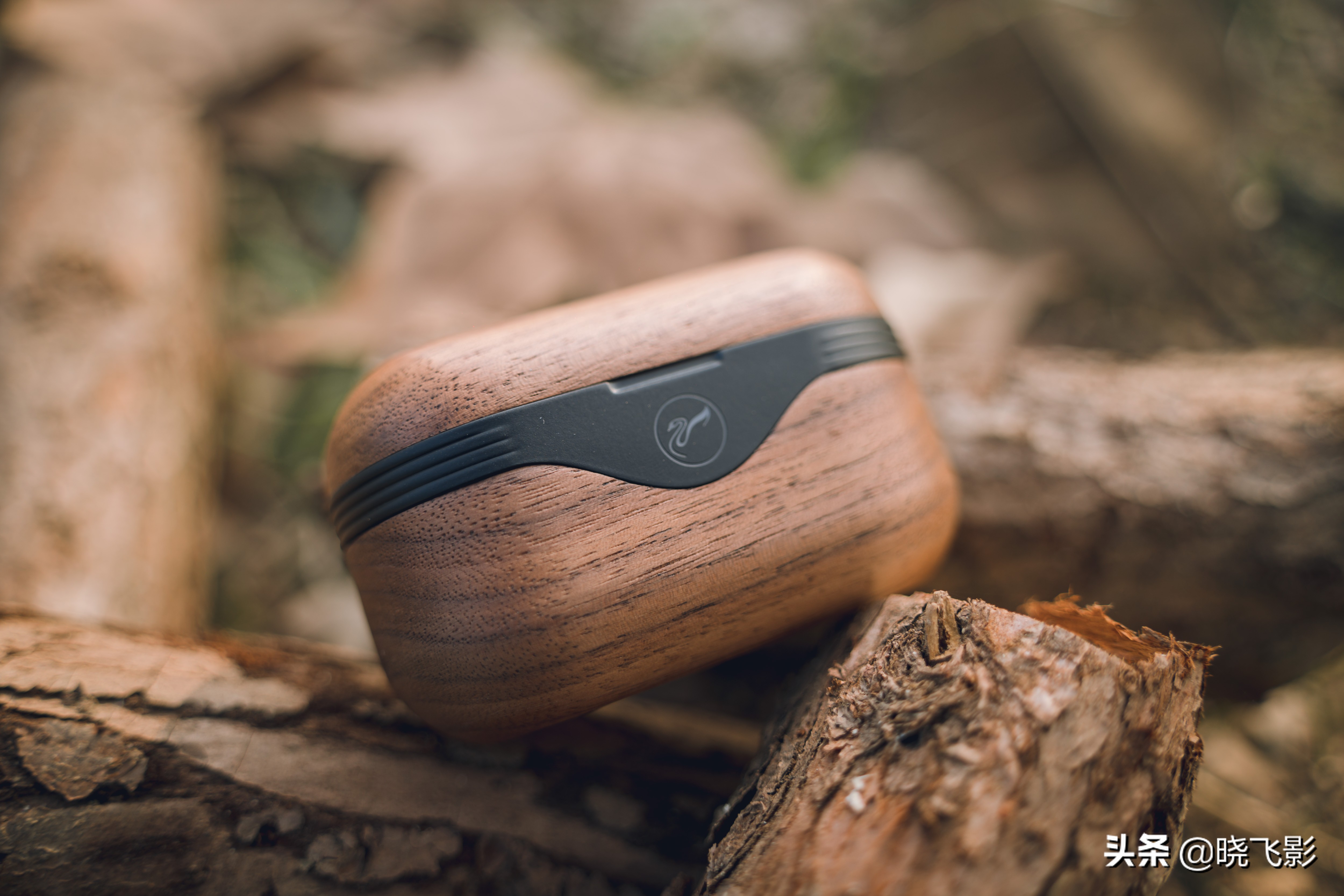 一个耳机盒有两种耳机,一个耳机盒