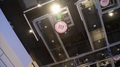 听说有群机器人乘“太空舱”悄然登陆广州？