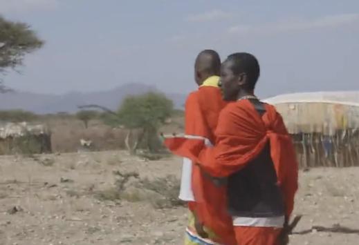 非洲女人拒绝割礼，自己用牛粪盖房建立女人村，拒绝男人进入