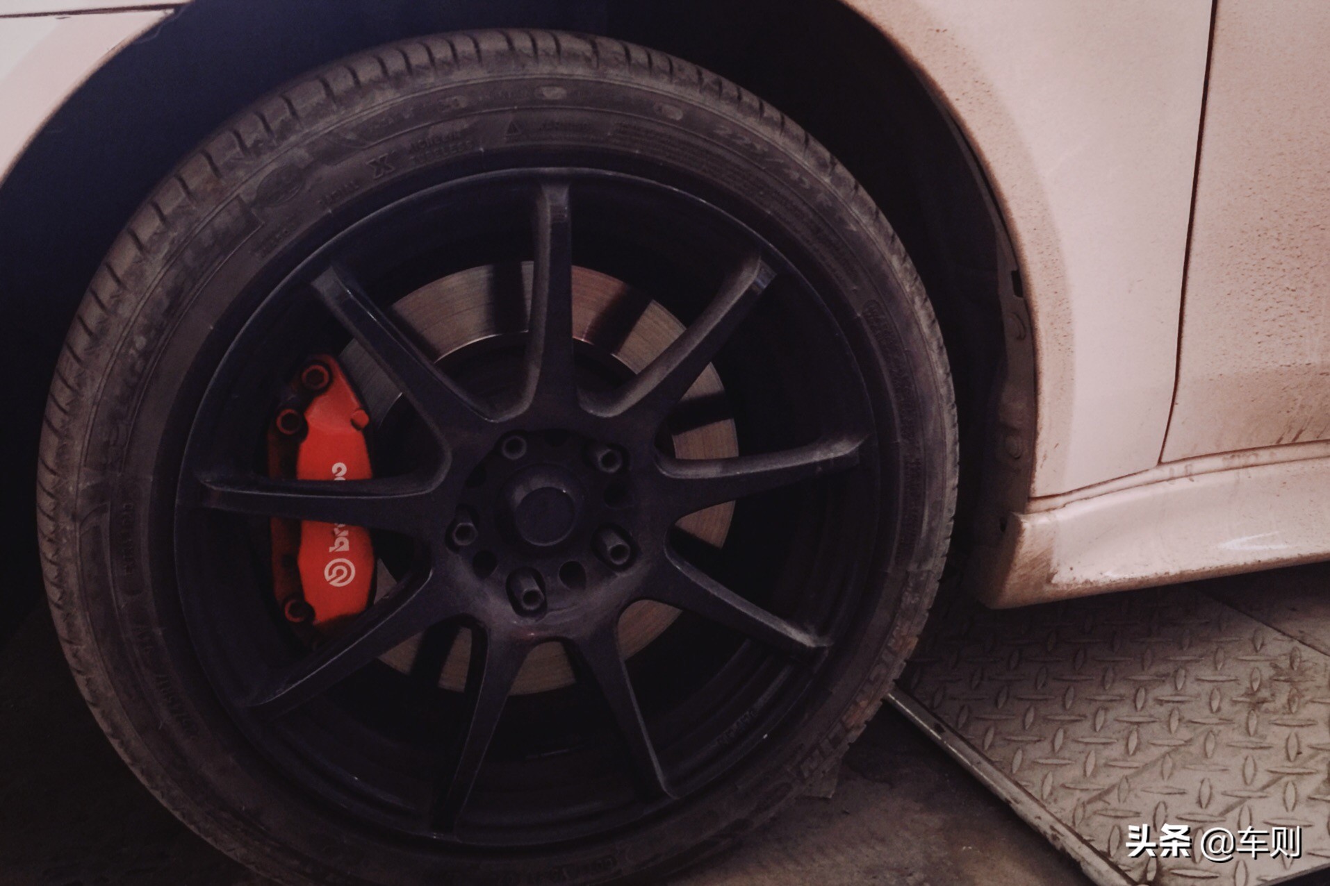 过年买新车炫富，当全村人面掉进水里，排气进水竟然还能开回家