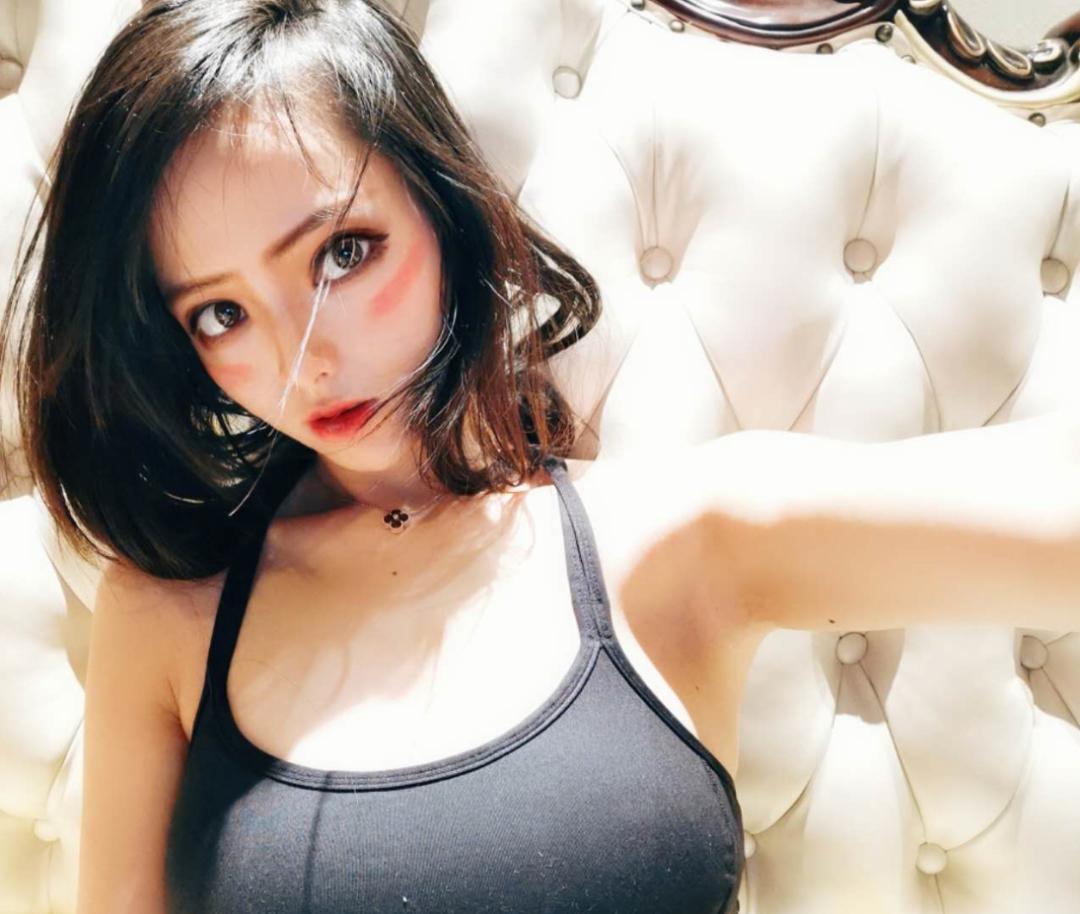 70F极致胸腰比女神：我有的不只是胸