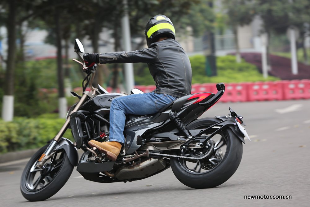 升仕310V试驾/多图:舒适好骑的运动太子车,标配ABS,全LED灯具