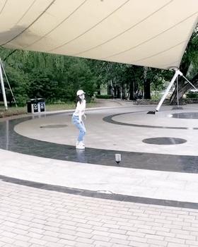 章泽天谈公园抽陀螺,章泽天教大爷抽陀螺