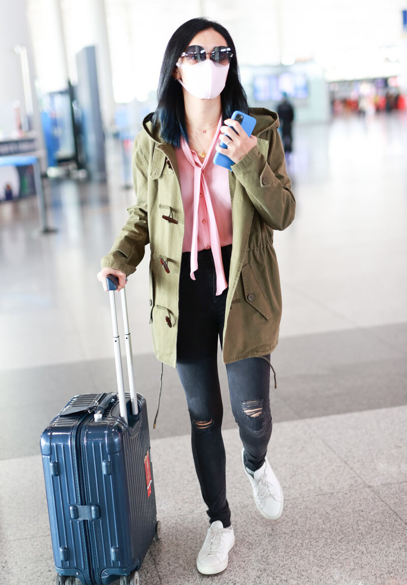 刘诗诗同款橘色冲锋衣穿搭,刘诗诗军绿色背带裙