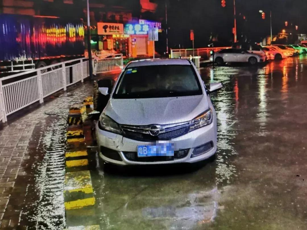 油门当刹车被撞男子奇迹脱险,男子骑车险被铁门砸到