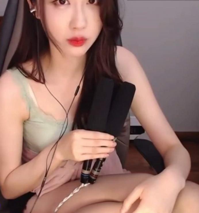 做多少瑜伽才有这效果?轩子巨2兔开播,身体全盘在了椅子