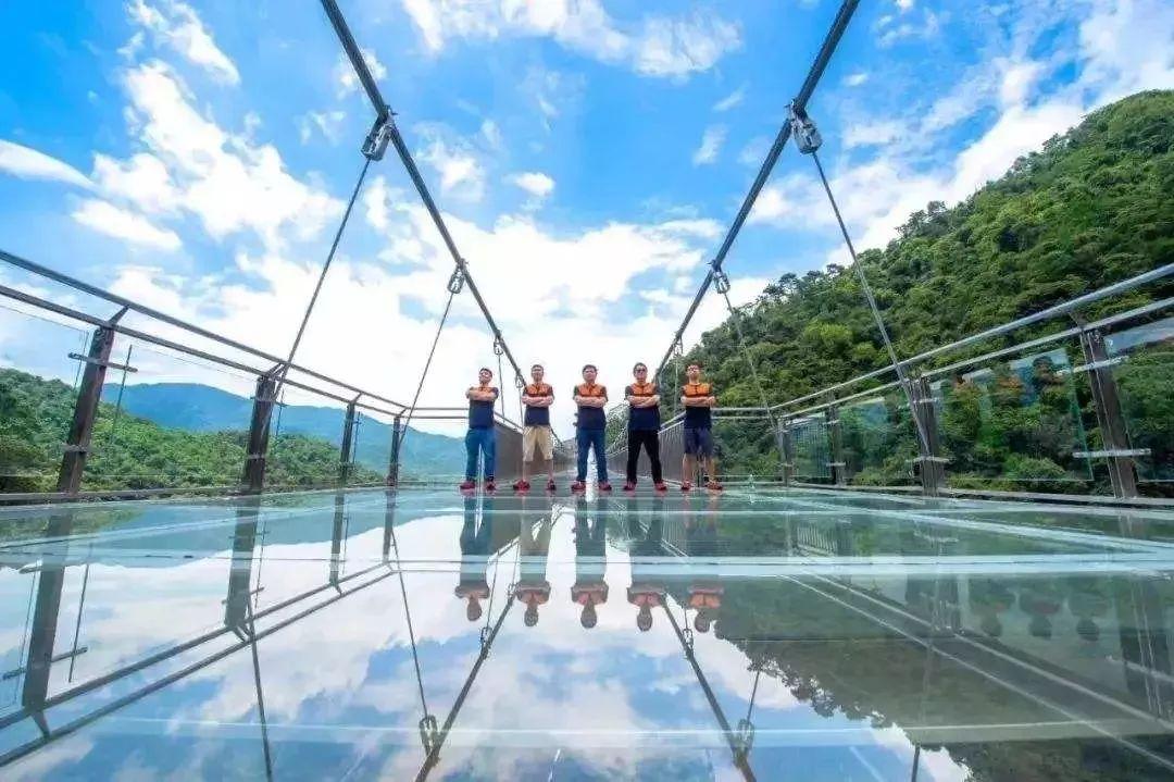 网红玻璃桥悬崖秋千,网红旅游打卡玻璃滑道