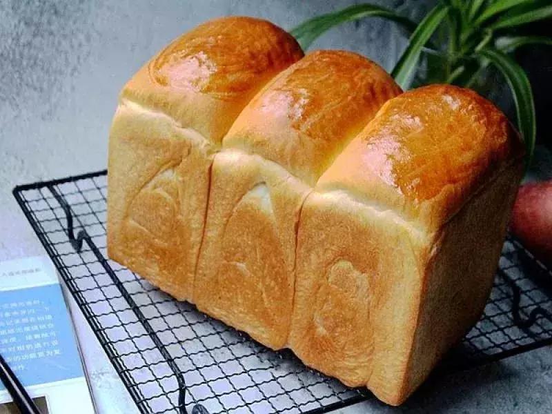手工吐司面包真好吃,超级松软吐司面包炼乳版
