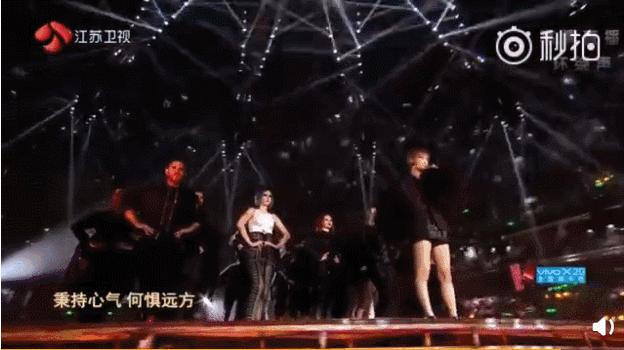 春晚的李谷一跨年的李宇春,李谷一李宇春串烧