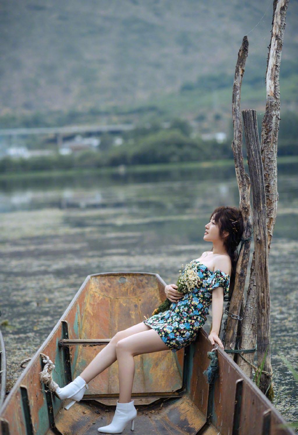 杨钰莹48岁未结婚，穿抹胸碎花裙扎小辫，嫩得还像18岁少女