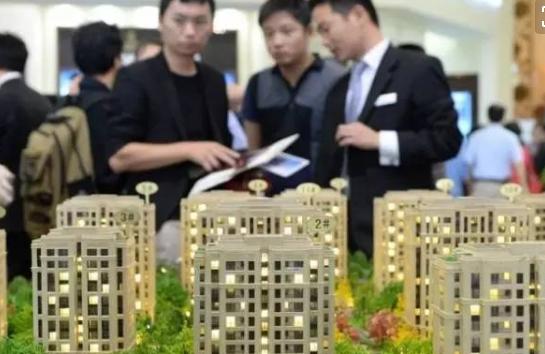 买房是直接去售楼部还是找中介呢,买房直接去售楼部还是找中介跟团