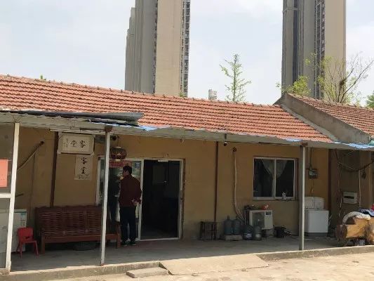 一个和尚的不完美救助：300个女人和孩子