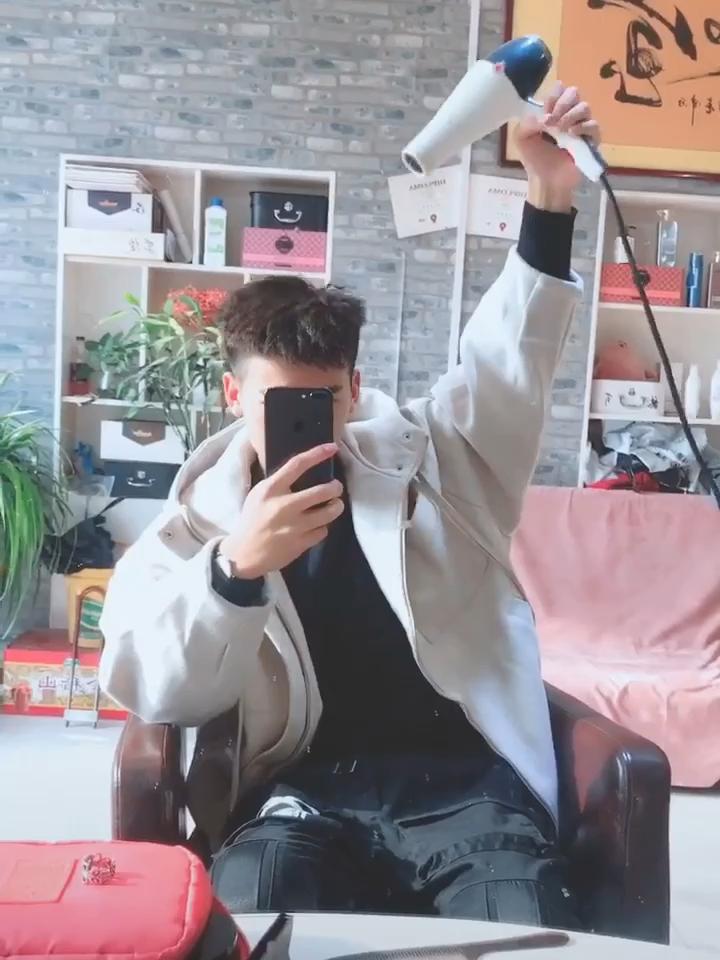 男生怎么拿吹风筒吹出好看的发型,发型师怎么设计发型男士