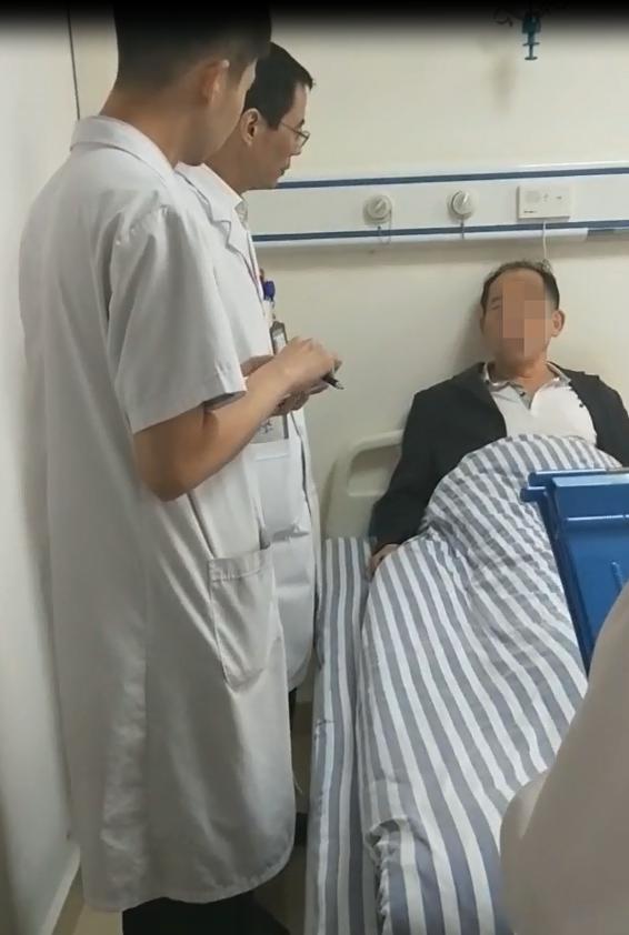 他不顾家人反对坚持要来这里治病，事实证明他的选择没有错