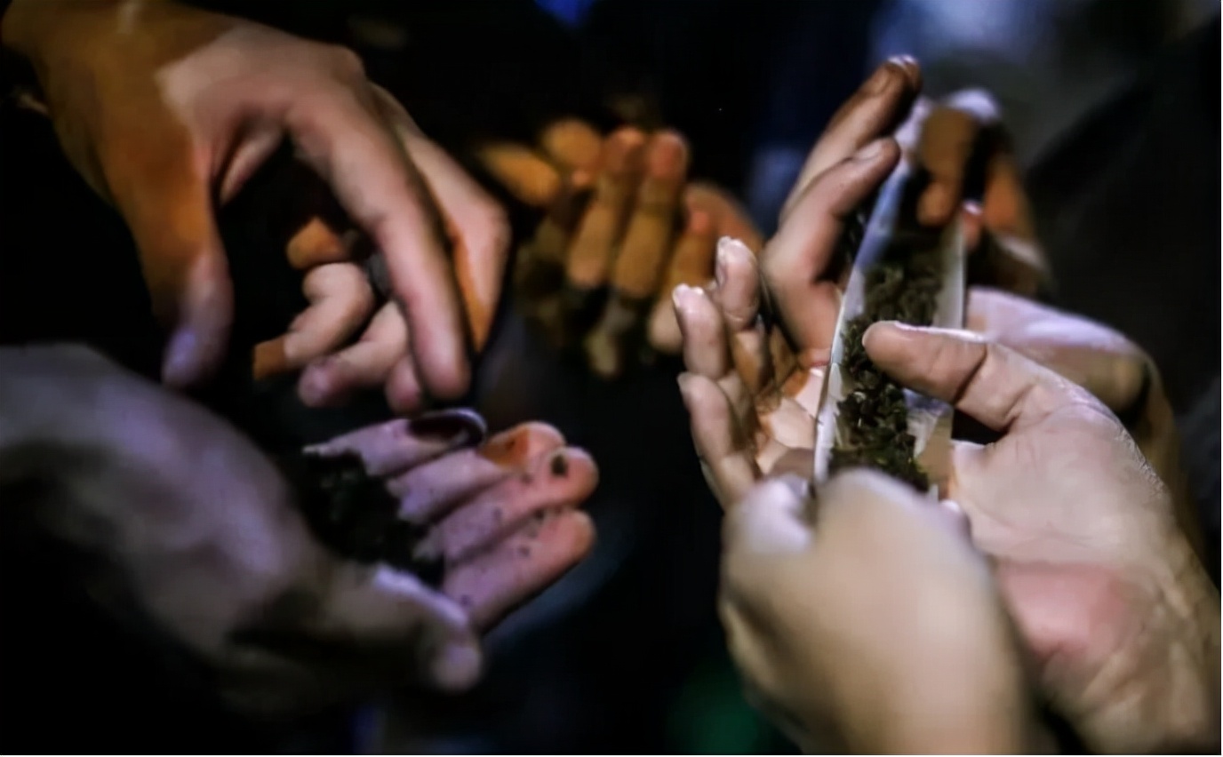 美国马上成为“美洲病夫”!为了“卖毒”,竟公然开设“大烟馆”