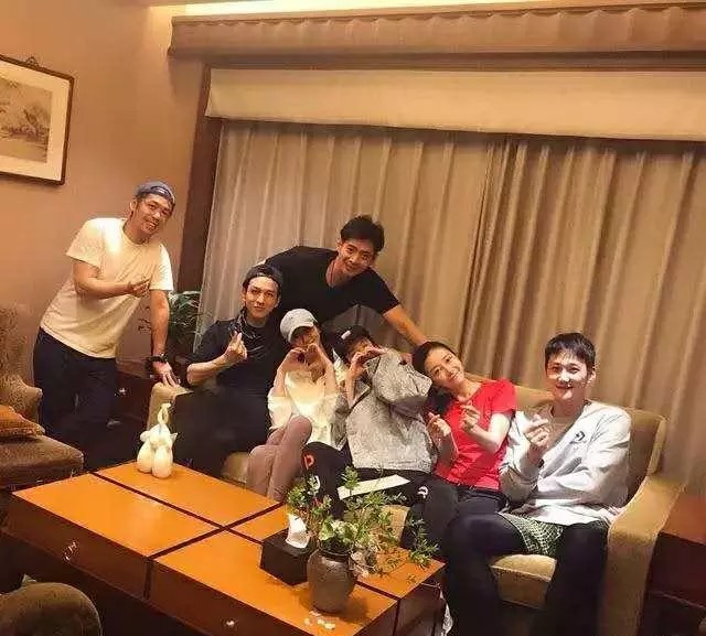 刘亦菲同学聚会非常静距离,刘亦菲聚餐暴露了朋友的颜值