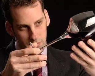 如何品鉴葡萄酒300字,怎么品鉴葡萄酒