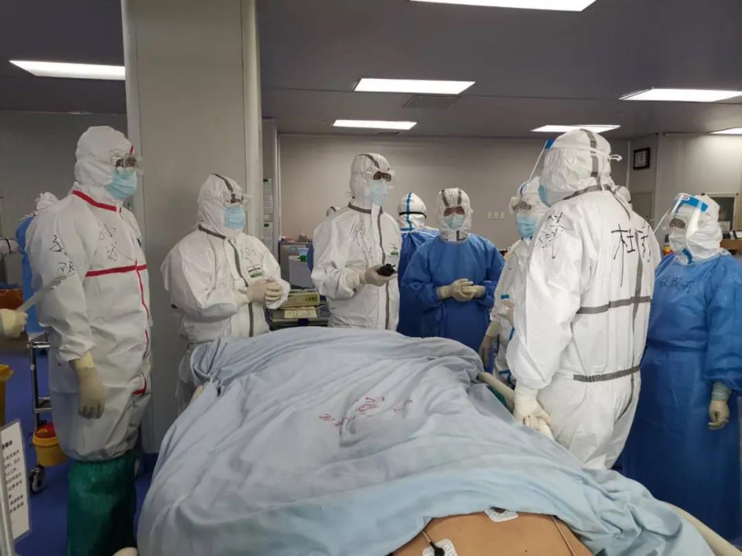 他是国家卫健委高级别专家组成员，接手武汉同济医院ICU后，毅然插了第一根管！