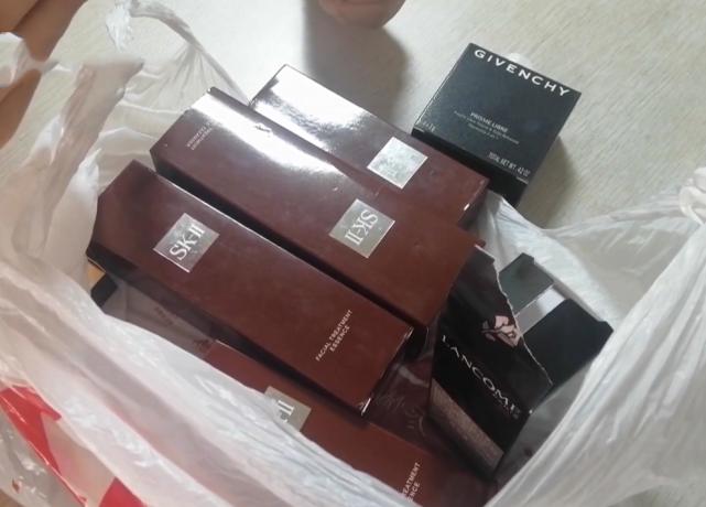 街边兜售名牌化妆品,街头兜售名牌化妆品
