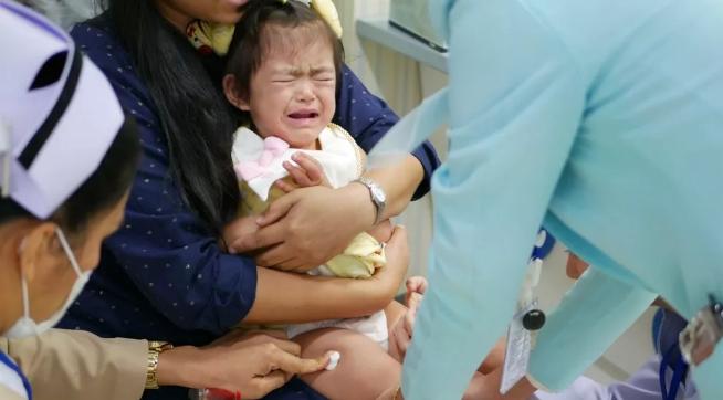 孩子摔下床哭了一声就自己爬起来,孩子从床上摔下来哭了有事吗