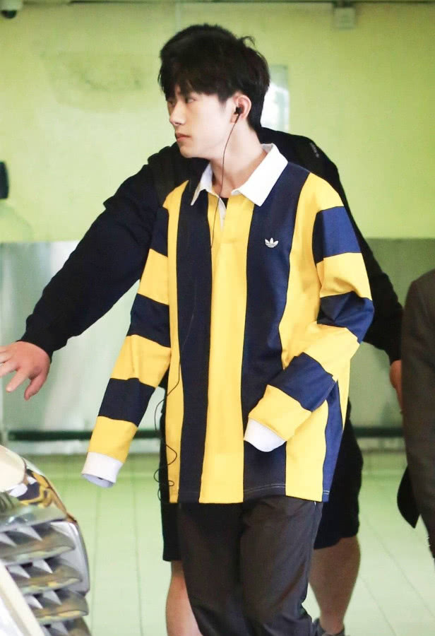 千玺穿搭束脚裤,千玺袜子包裤脚