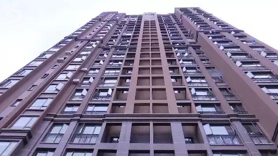 红星紫郡25层楼11家玻璃突然爆裂这次没有临时工物管甩锅给天气