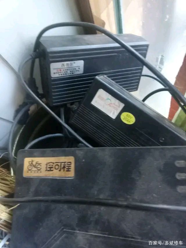 电动车电池充电鼓包充电器会坏吧,电动车电池充电器怎么保护