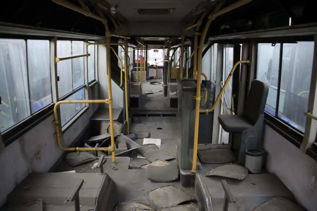 追逐公交的人,拼命追公交车