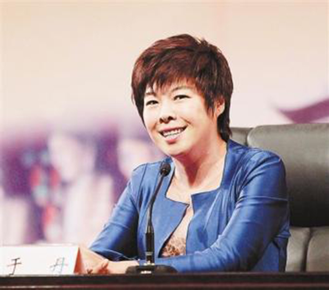 从国学大师到万人唾弃,被北大学子轰下台的于丹,到底怎么了?