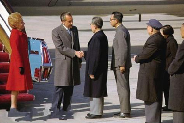 美国记者刁难周总理:为何用美国造的钢笔?周总理的回答打脸记者