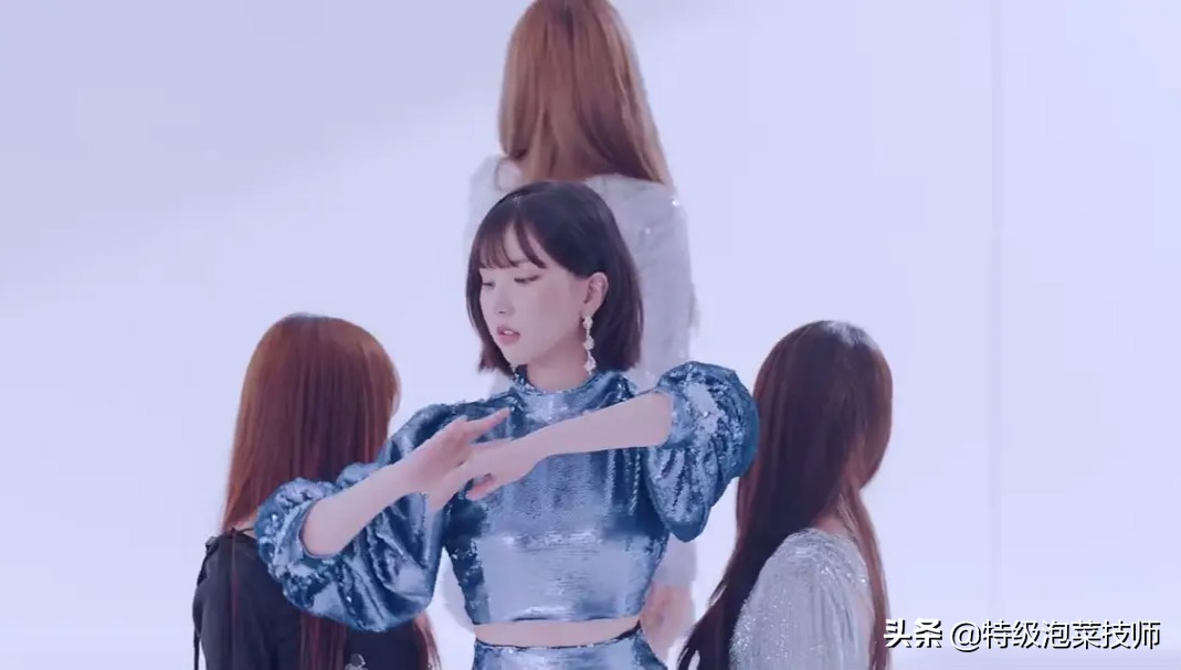 捧太过？韩国女团出新歌，人气一般的成员竟直接拿队友当凳子？