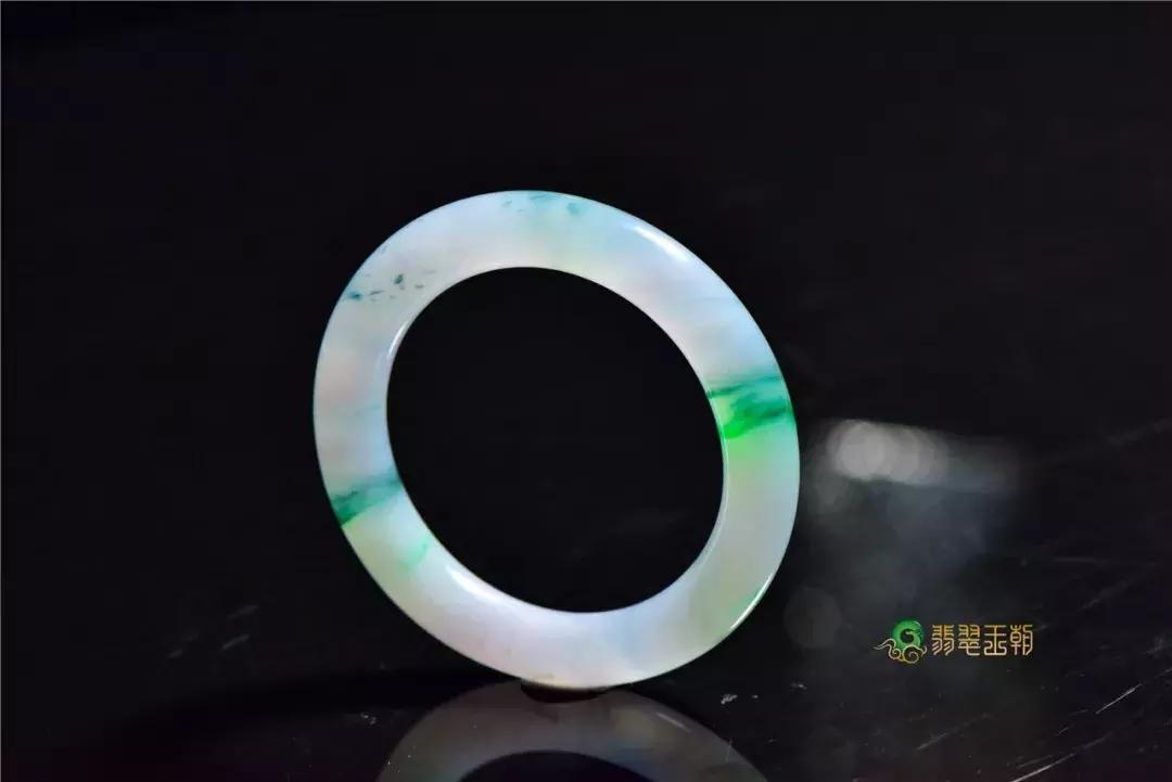 婆婆给儿媳一只金手镯,婆婆给我二手的银手镯