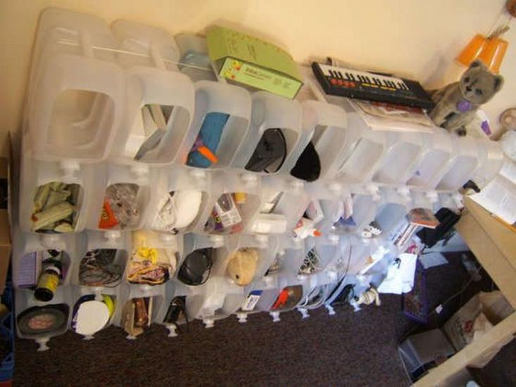 攒了40个塑料桶列成一摞，一格一格当储物柜用，没想到在小区火了