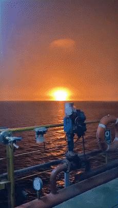 海面燃起火焰,海面火光冲天