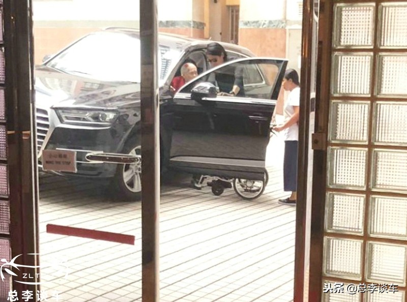 周润发换车了，刚开始还以为是*牌套**，后来才发现，这是最新款