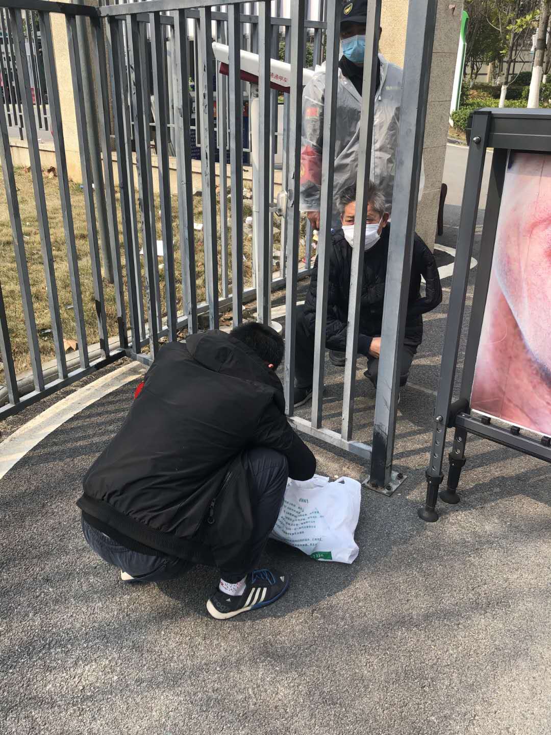 每天6点起床到药店排队，这位城管“代购”赢得居民好评