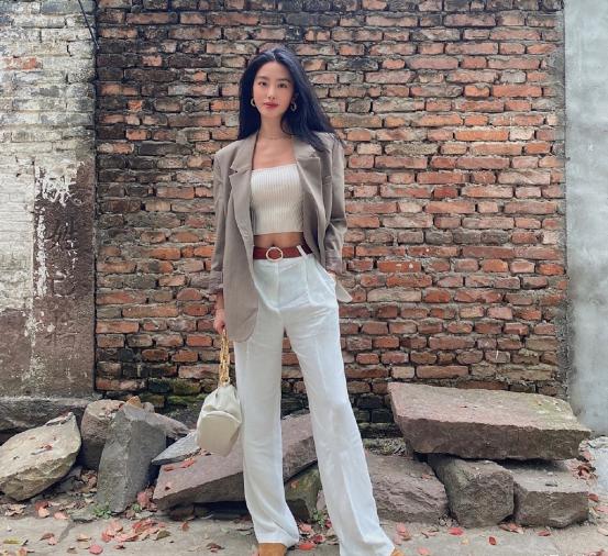 杨采钰吊带裙穿搭图,杨采钰身穿小皮衣化身时髦精