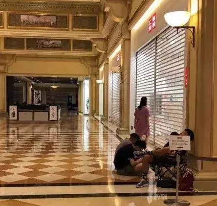 三秒卖衣服,摆地摊30秒卖出一件衣服